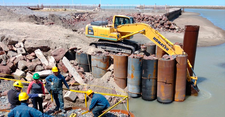 Avanzan en la ampliación del muelle nuevo de Puerto Rawson Radio de