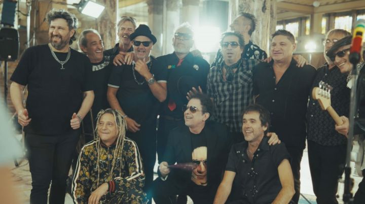 Mirá a los Auténticos Decadentes con Andrés Calamaro haciendo “Costumbres Argentinas”